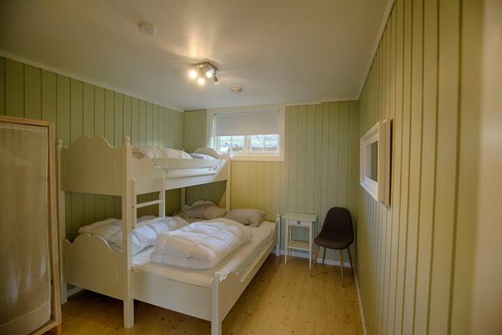 Camera con letto matrimoniale e letto a castello. 3 posti letto