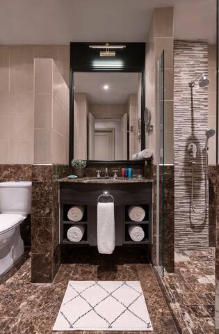 Stylish 2BR Superior apartment in Orchard gallery image 4