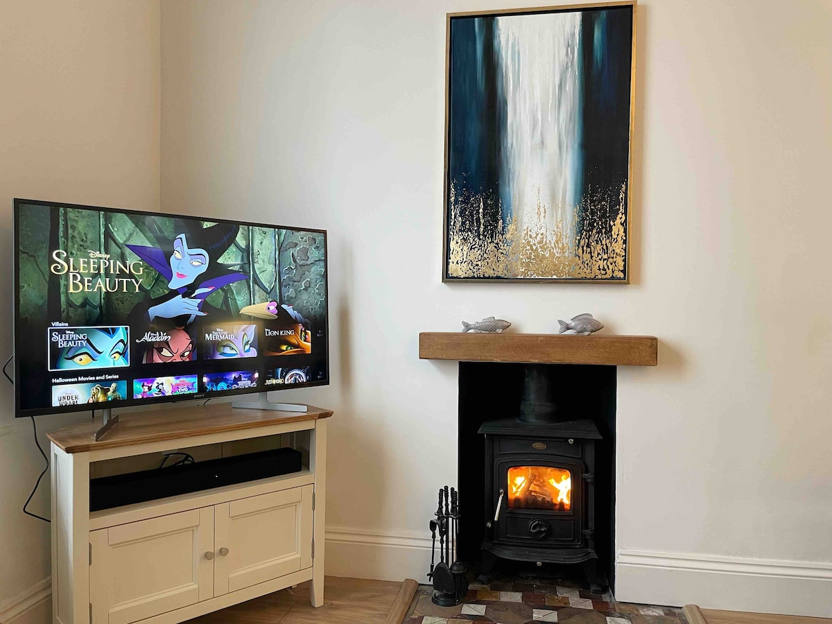 Popular Airbnb listing: Historic Georgian Townhouse Steps from the Harbour in Looe