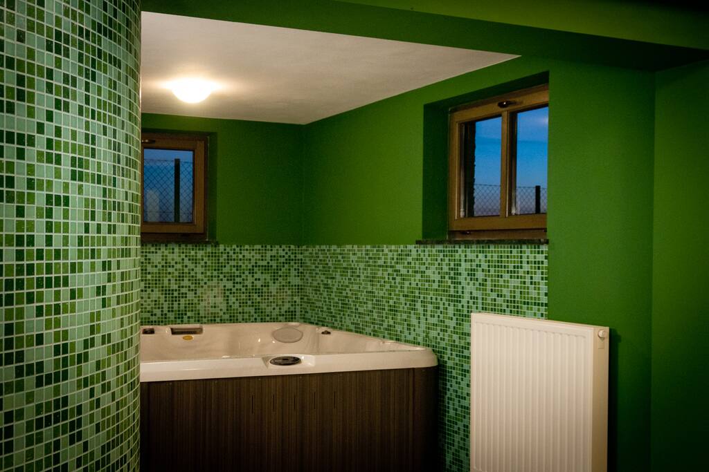 czteroosobowe jacuzzi