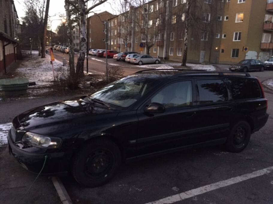 P-plats med motorvärmare utanför huset