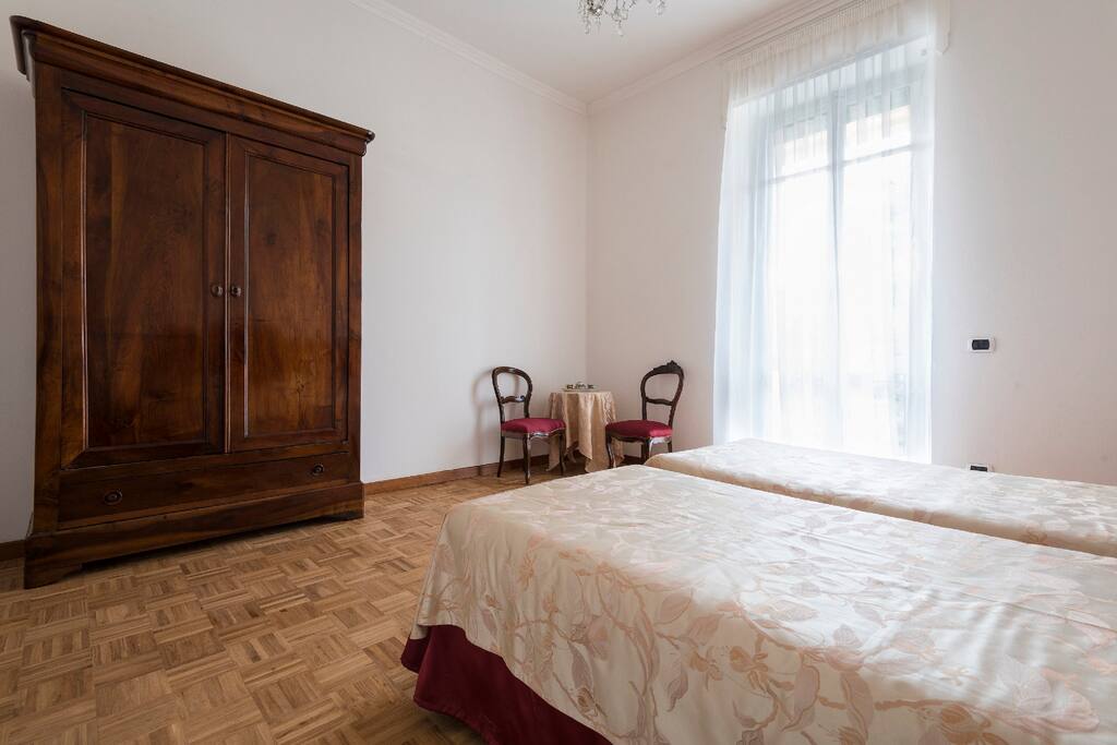 2/3 single beds or a double bed