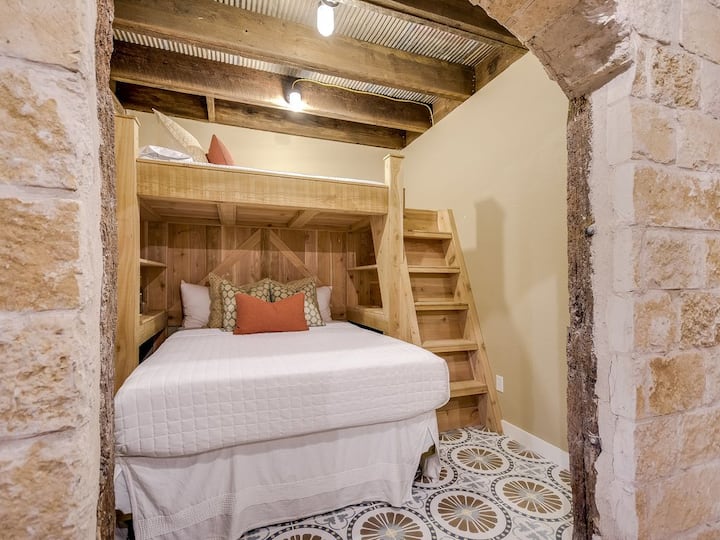 ห้องสวีท 4 (หรือห้องนอน #4; หรือเดอะนุก)
เตียงควีนไซส์พร้อมเตียงสองชั้น  เปิดออกไปยังชั้นใต้ดินที่มีบาร์ ทีวี โซฟานอน และห้องน้ำเต็มรูปแบบ มีม่านป้องกันความเป็นส่วนตัว