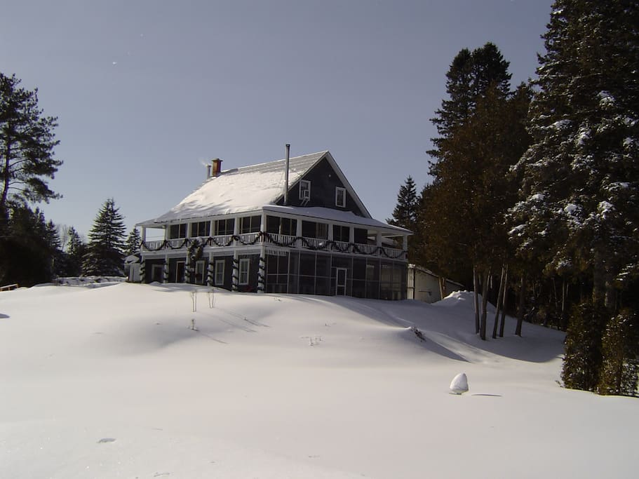 Maison dans un paysage hivernal.
