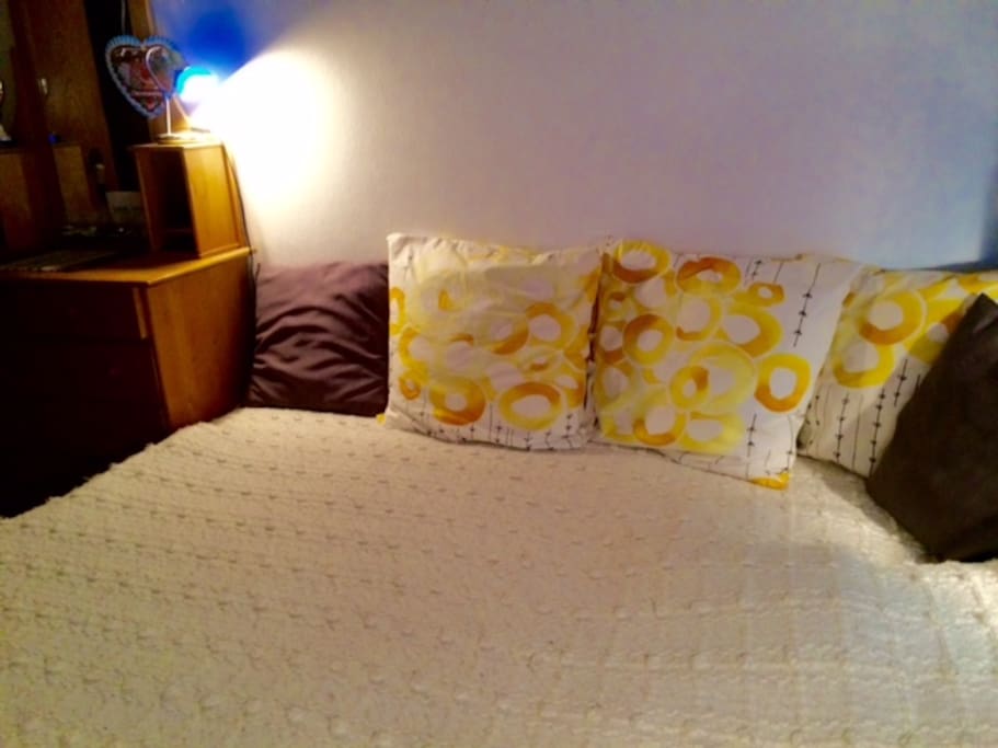 (guestroom bed)