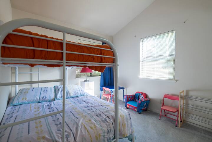 ** SPACIOUS 4BR, Minutes from California Ave ** gallery image 5