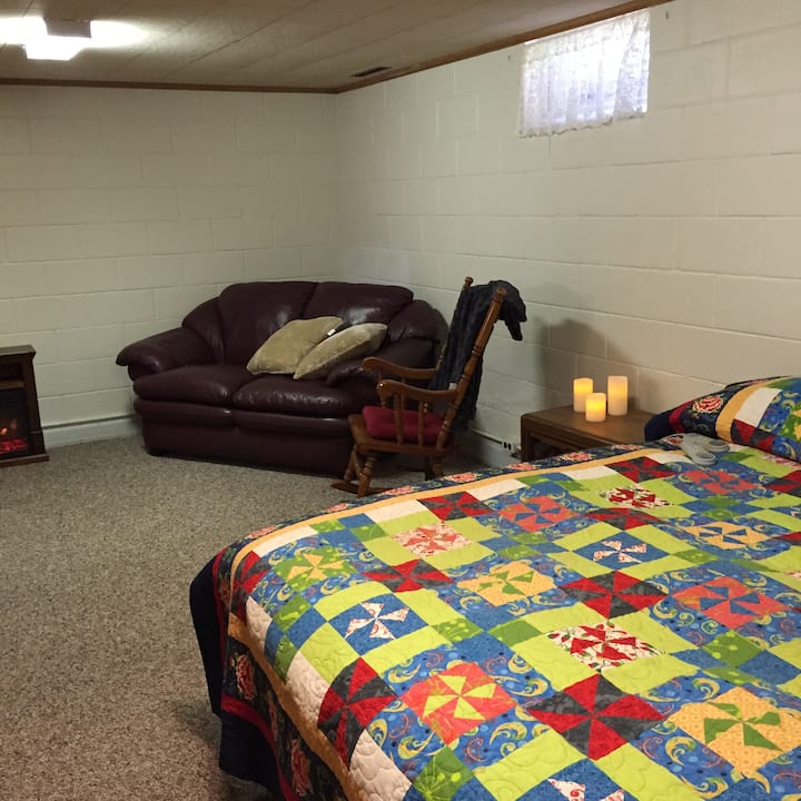 מיטה עם מספר מיטות ופינת ישיבה עם אח.