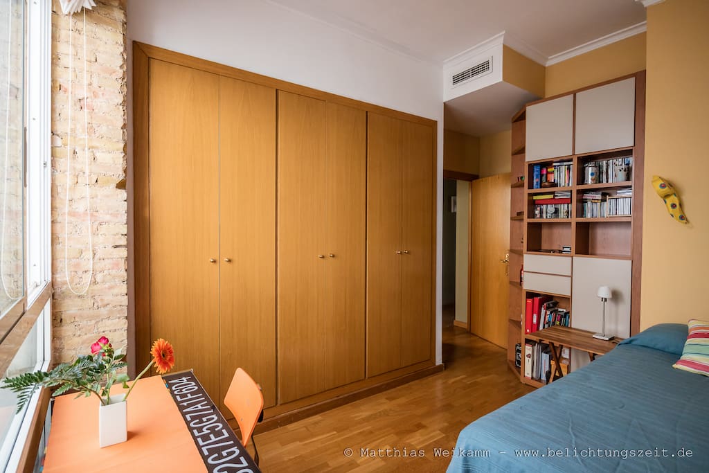 La misma habitación.