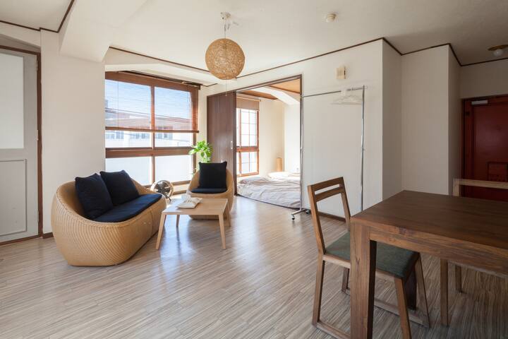 P43 5min walk from station. Free WiFi.