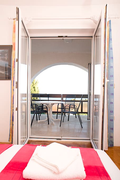 ...und Zugang zum Balkon...