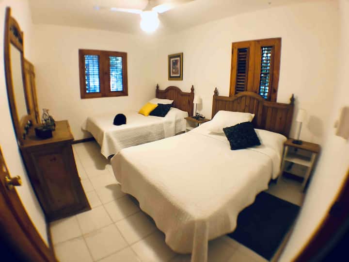 ห้องที่ 2 เตียงใหญ่ 2 หลัง
รองรับได้ 2 -3 คนเนื่องจากเป็นผู้ใหญ่และเด็ก 2 คนหรือผู้ใหญ่ 2 คน