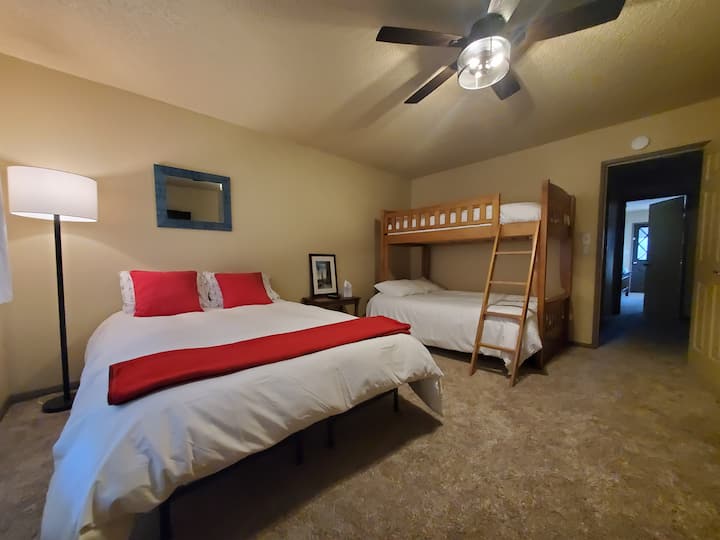 Toľko miesta na spanie v druhej spálni. Manželská posteľ a dvojlôžková posteľ nad poschodovými posteľami.

Nový ventilátor/svetlo má diaľkový ovládač a je tichý.