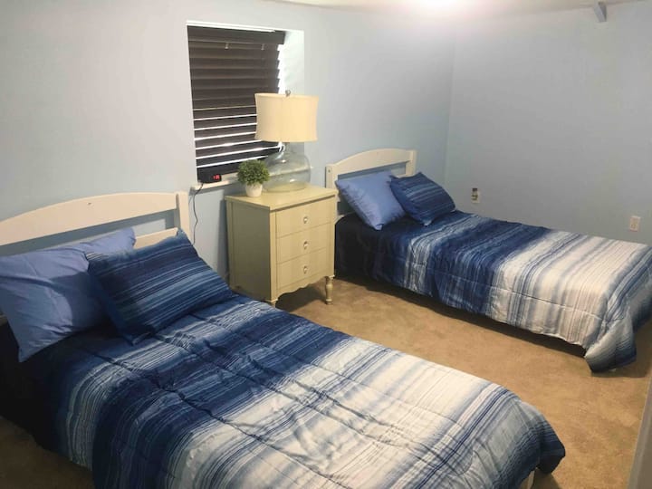 Segundo dormitorio en la planta superior. Tiene dos camas individuales, cómoda pequeña y ventilador. 