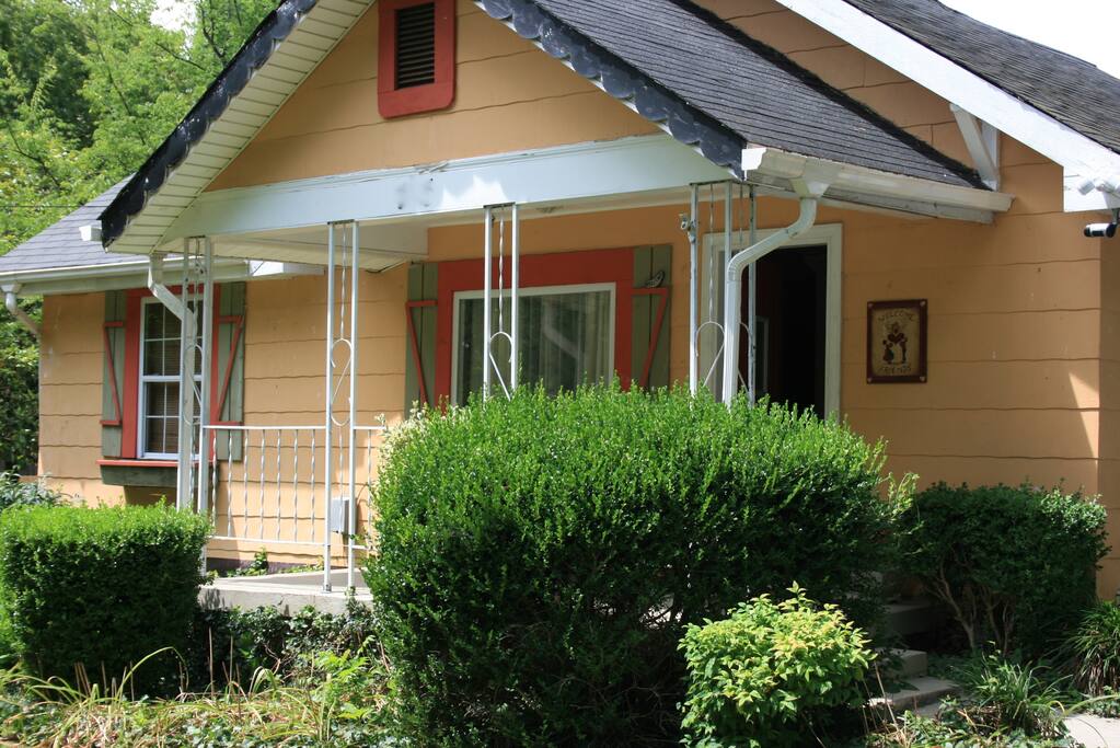 The country front porch welcomes you to Nashville.