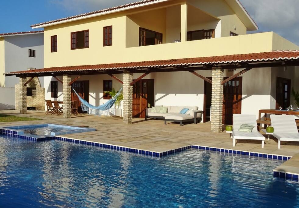 piscina privada grande com banheira. Ambas com água cristalina