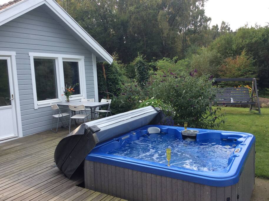Jacuzzi med plats för 6 personer, ca 38 grader varm året om