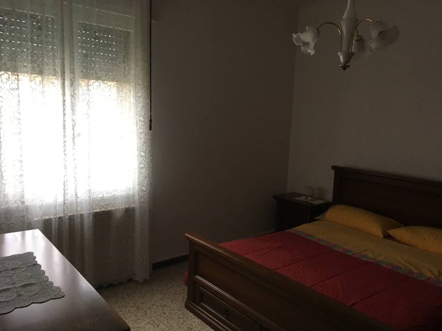 Prima camera da letto matrimoniale con armadio e cassettiera