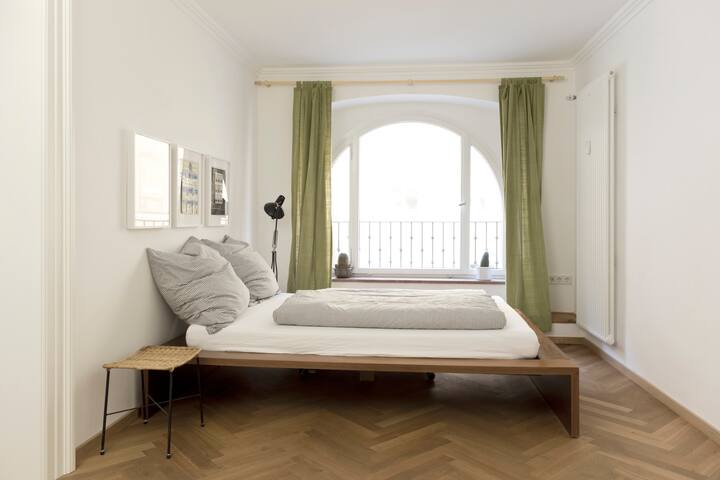 The Consulate/ Huge apt ideal for groups! gallery image 5
