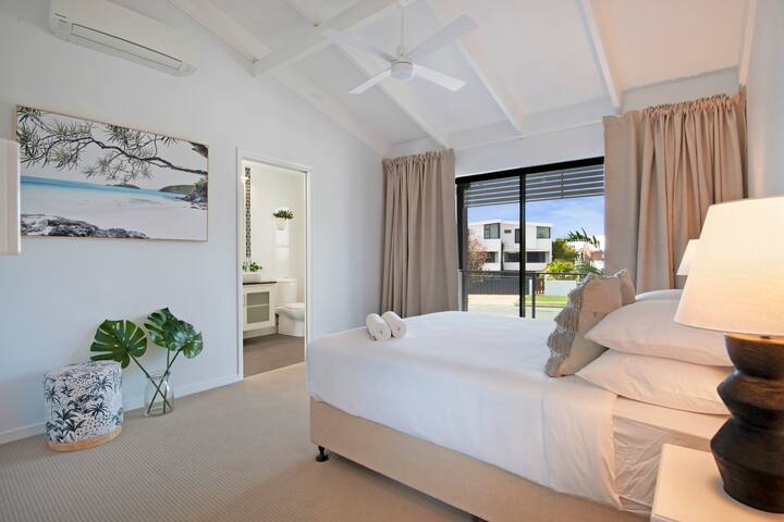 Beachside Home, Cartwright Lighthouse, Shopping gallery image 5