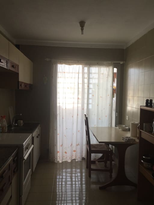 CUCINA IN COMUNE(FRIGO,FORNETTO E UTENSILI DA CUCINA)