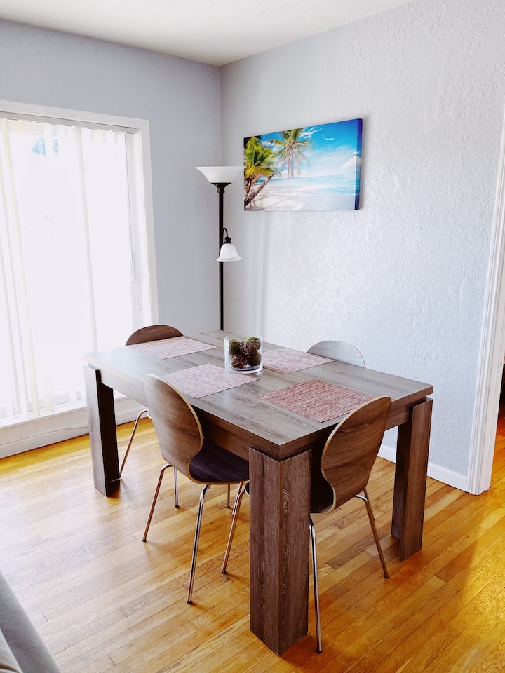 Meza ya kulia chakula.