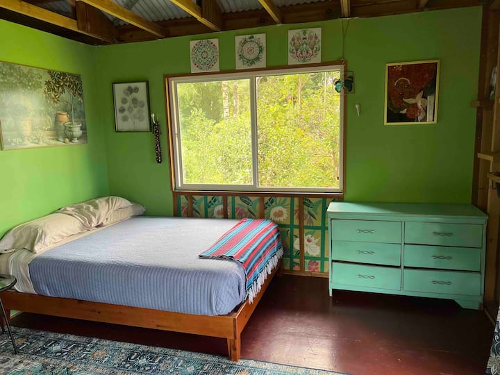 Kitanda cha ukubwa wa malkia. Starehe kabisa 