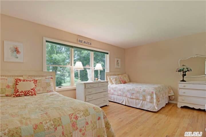 Questa camera per gli ospiti può ospitare 4 persone nei 2 letti matrimoniali. Questa stanza è grande per gli ospiti.