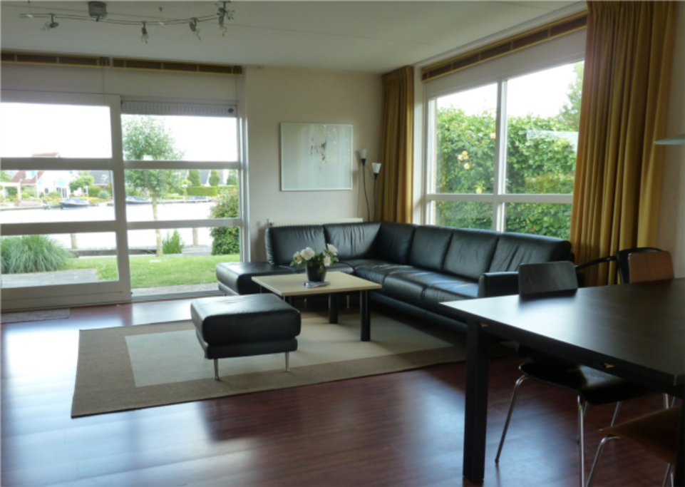 Uitzicht vanuit de kamer. De tuin is eenvoudig te bereiken via de schuifpui