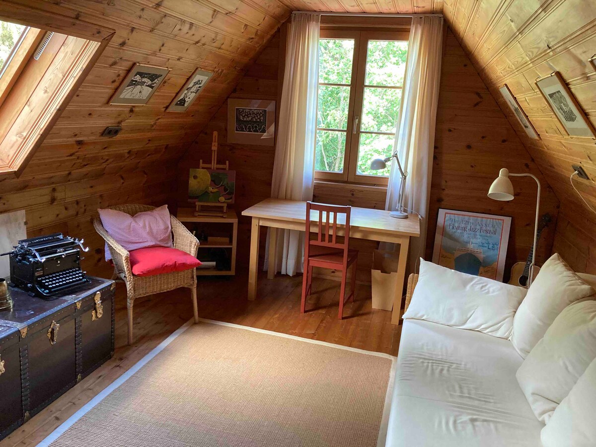 Ausziehbare Bettcouch. Hier können zwei Personen schlafen. 