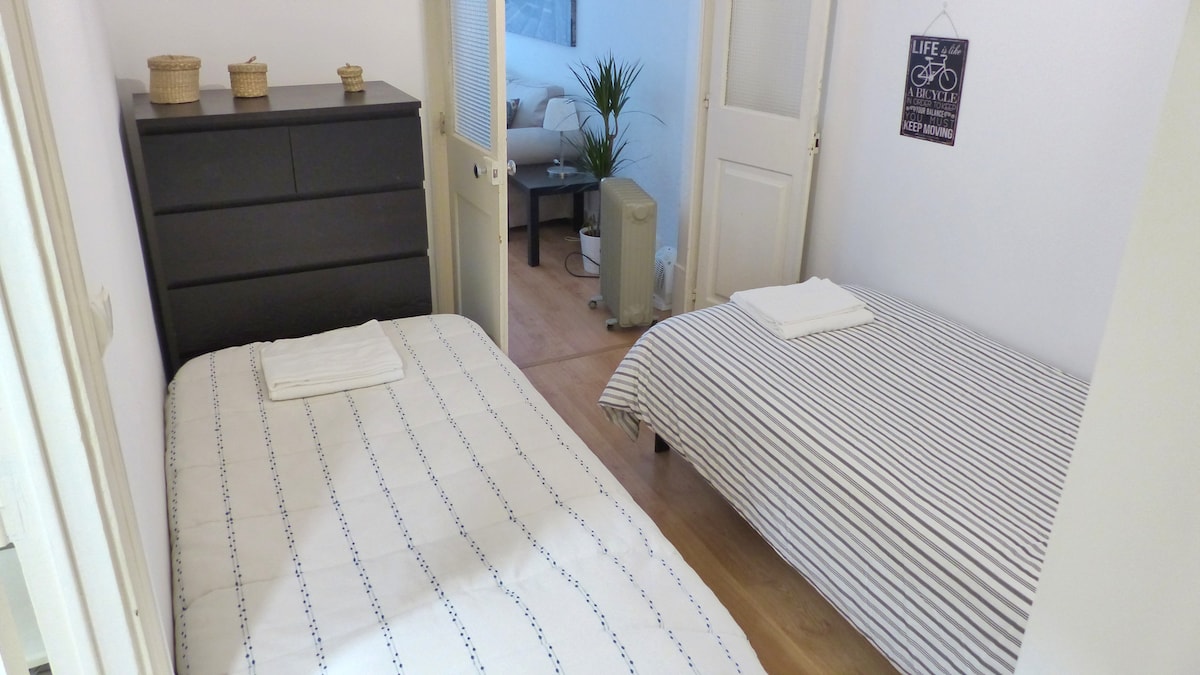 2号卧室配有1张或2张单人床、空调，是室内房间，没有窗户