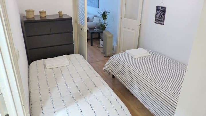 Spavaća soba br. 2 s 1 ili 2 kreveta za jednu osobu, klima-uređaj, to je unutrašnja soba bez prozora