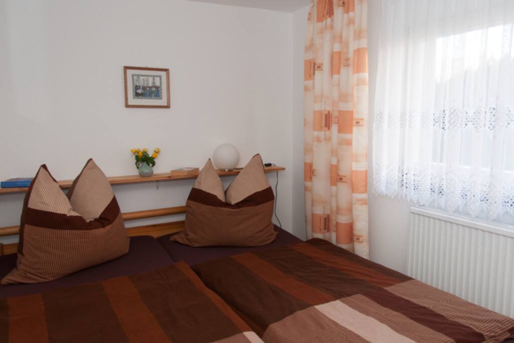 Doppelbett im Schlafzimmer