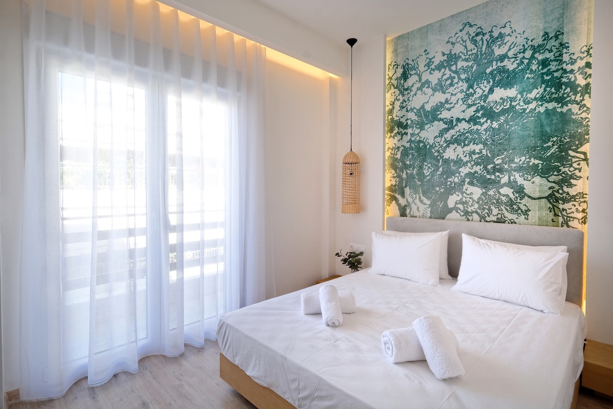 Pozrite si život v aténskej štvrti z balkóna apartmánu.