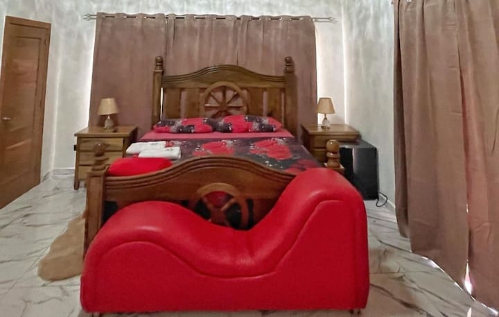 Dhoma kryesore e gjumit.