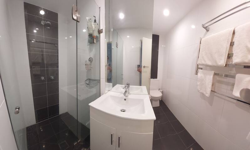 Comfortable 2 bd apt Kirribilli gallery image 4