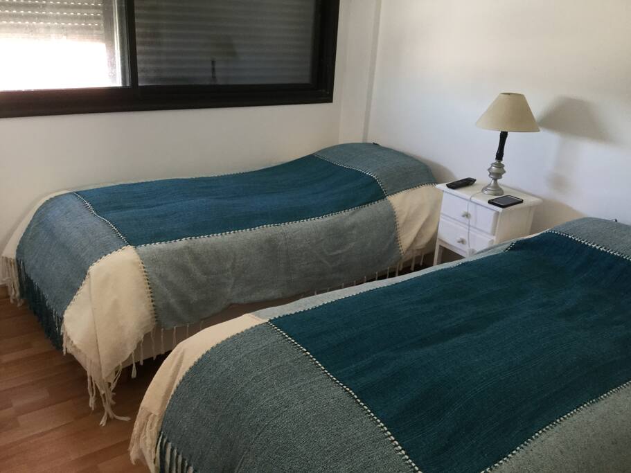 Dormitorio 2 camas de plaza y media que se pueden juntar y se hace una cama Queen. Con LED