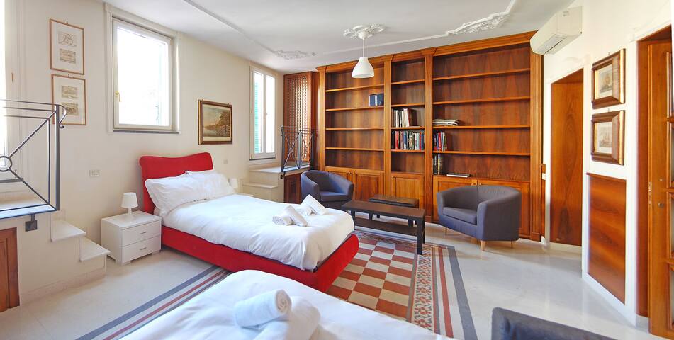 Navona-Campo de’ Fiori Penthouse with 2 balconies gallery image 3