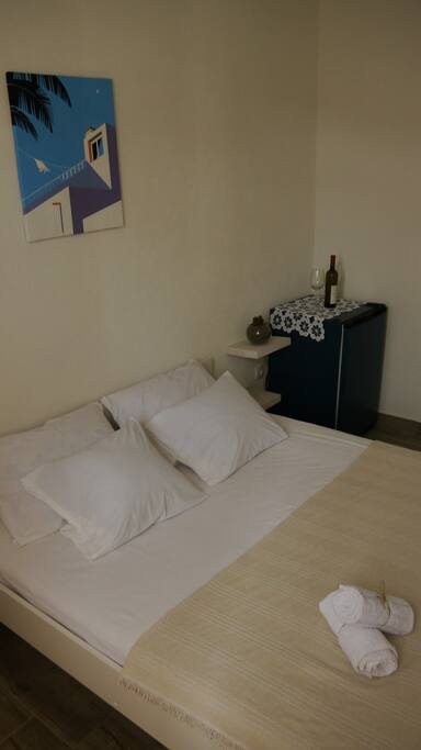 We offer a Queen sized bed for this room.
