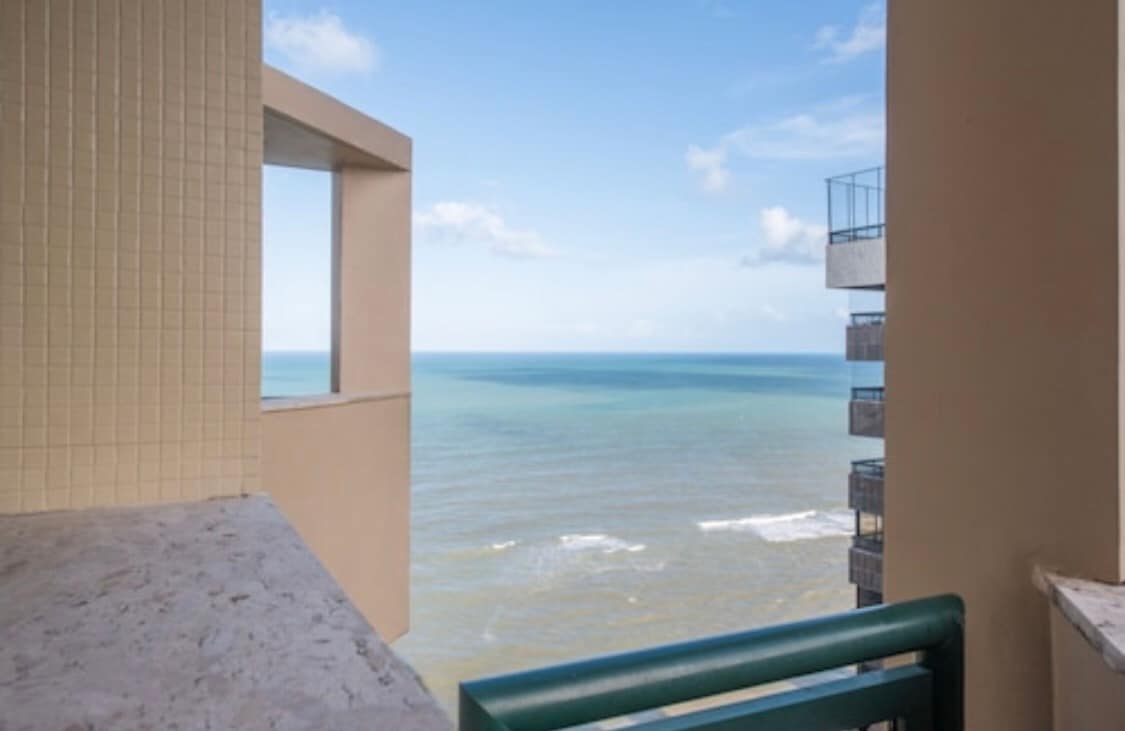 поглед од балкон кон морето