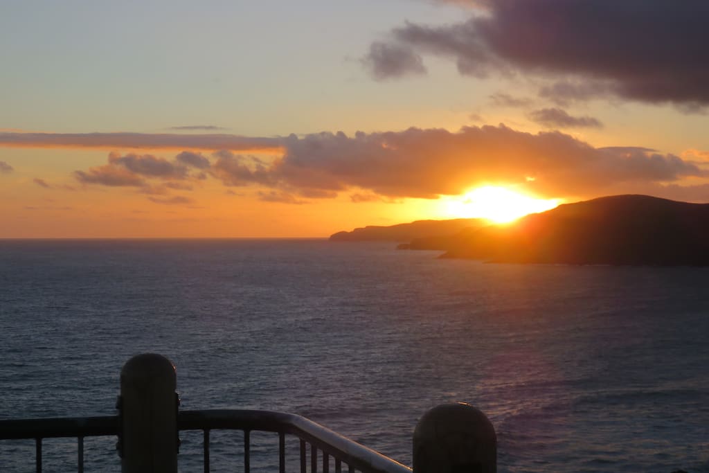 sun set from nugget point light house
