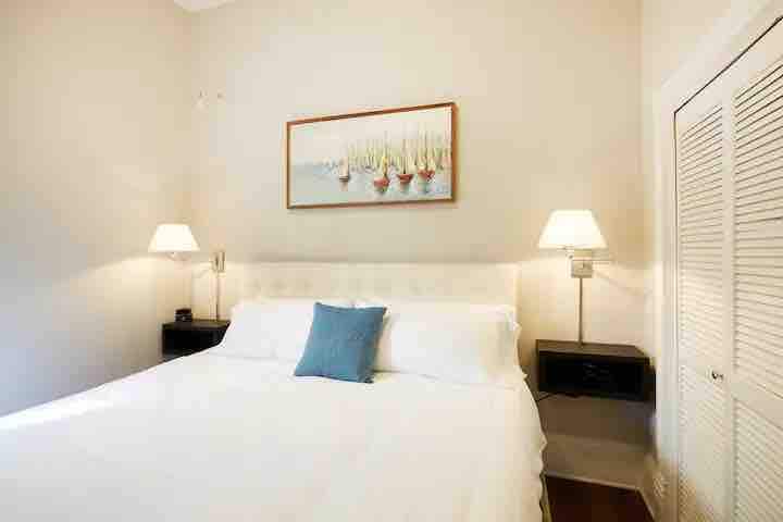 Спијте како кралски семејства во нашиот удобен брачен кревет, опремен со порти за полнење, електрични приклучоци и будилници. Изнајмете сега и уживајте во престој без стрес во нашите викторијански кондоминиуми!