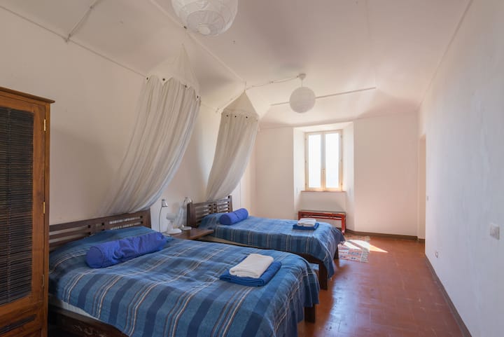 Спалня с 2 отделни легла на горния етаж 3