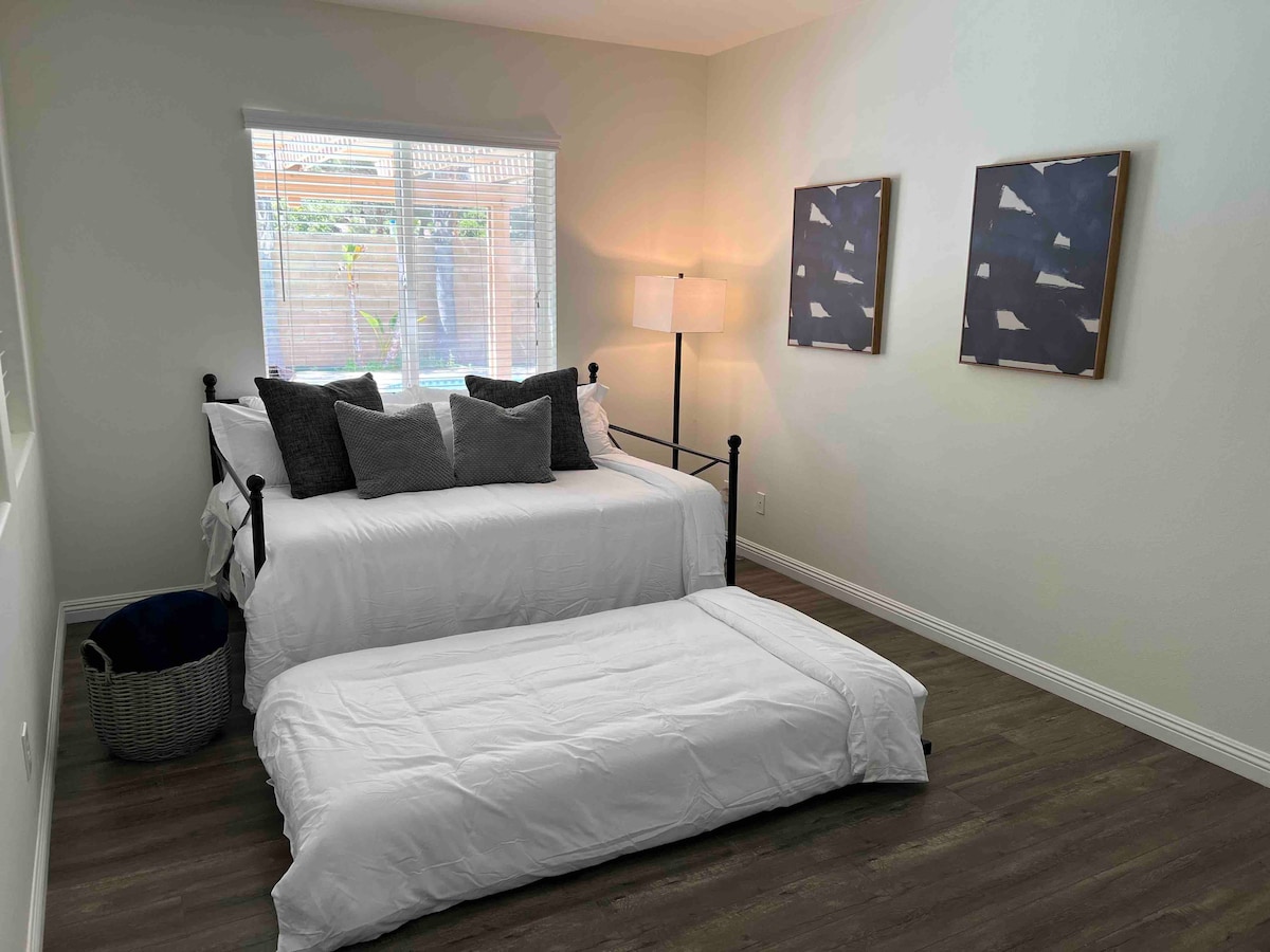 Furahia chumba chetu cha kulala cha ghorofa ya 1 kinachofikika na kitanda cha mchana na cha kuvuta, kilicho mbali na choo kilicho na vifaa kamili. Imepambwa vizuri na ikiwa na mandhari nzuri. Inafaa kwa ukaaji wa solo au watu wawili. Njoo upumzike na ujipumzishe! 