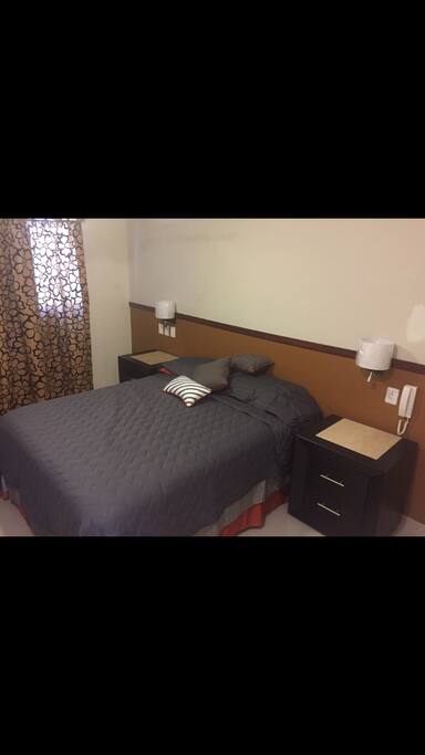 Main bedroom with queen sized bed and reading lights. Recámara principal con luces de lectura y cama tamaño queen.