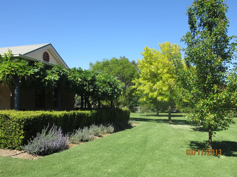 Enjoy the garden setting !