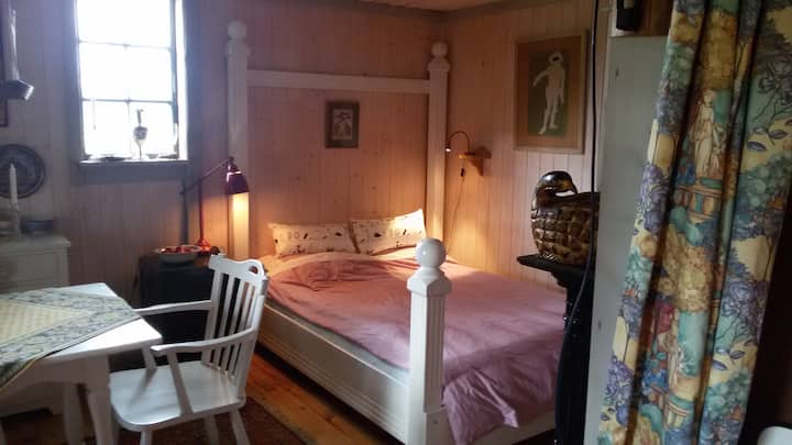 מיטה זוגית עם מזרן טוב.