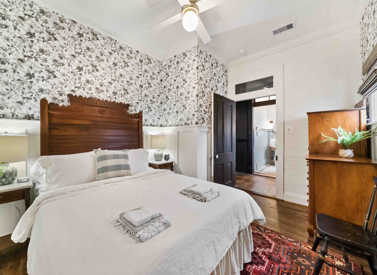 Back bedroom with Queen bed