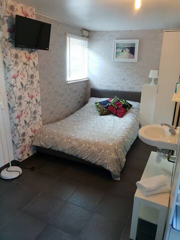 The Hide, quiet cosy studio in the countryside.