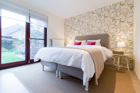 Charming apartment with garden + 2 FREE bikes!