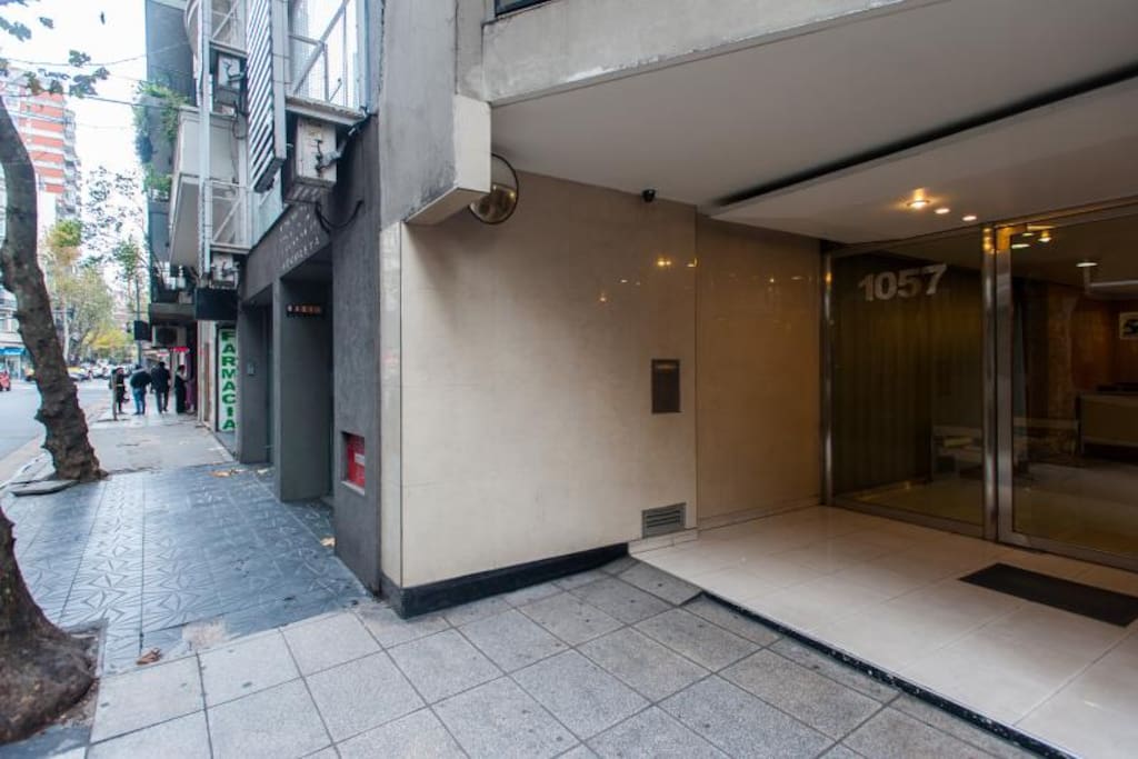 Main entrance Rodriguez Peña 1057